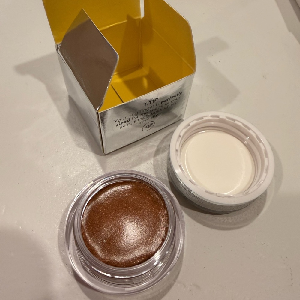 NIB TRINNY LONDON EYE SHADE
Eye2Eye in Queen - Rose-infused copper gold - Picture 5 of 5